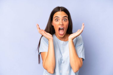 İspanyol güzel bir kadın beklenmedik bir sürpriz yüzünden şoke olmuş, heyecanlı, gülen, şaşkın ve mutlu hissediyor.