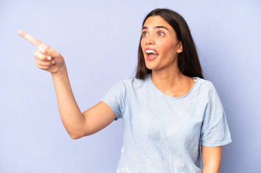 Hispanik güzel kadın şaşkın ve şaşırmış hissediyor, şaşkınlık içinde hayranlıkla bakıyor ve ona bakıyor.