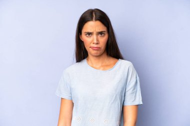 İspanyol güzel kadın üzgün ve stresli. Kötü bir sürpriz yüzünden üzgün. Olumsuz, endişeli bir bakışla.