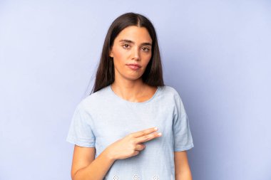 İspanyol güzel kadın kendini mutlu, pozitif ve başarılı hissediyor. Göğsünde el yapımı V ile zafer ya da huzur gösteriyor.