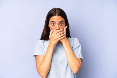 İspanyol asıllı güzel bir kadın elleri ile ağzını kapatıyor, şok olmuş, şaşırmış bir ifadeyle, sır saklıyor ya da 
