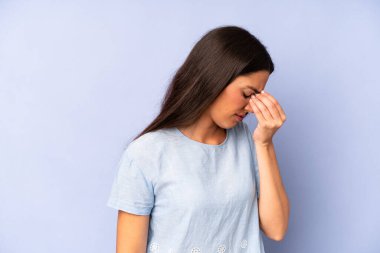 İspanyol güzel kadın stresli, mutsuz ve hayal kırıklığına uğramış, alınına dokunmuş ve şiddetli baş ağrısı çeken.