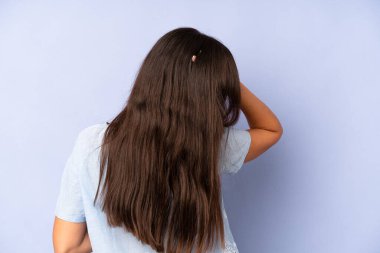 İspanyol güzel bir kadın bilgisiz ve kafası karışık hissediyor, bir çözüm düşünüyor, eli kalçasında, diğeri kafasında, dikiz aynasından.