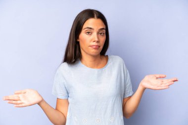 İspanyol güzel kadın şaşkın ve şaşkın hissediyor, doğru cevap veya karardan emin değil, bir seçim yapmaya çalışıyor.