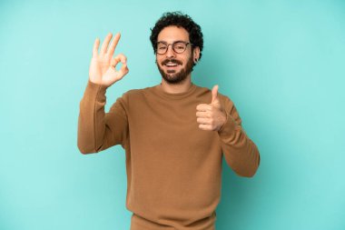 Genç sakallı adam kendini mutlu, şaşkın, tatmin olmuş ve şaşırmış hissediyor.