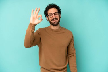 Genç sakallı adam kendini mutlu, rahat ve tatmin olmuş hissediyor.