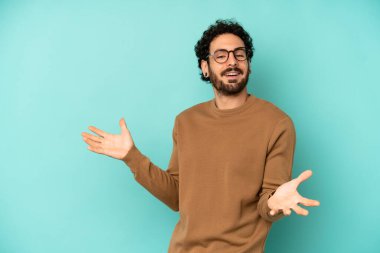 Genç sakallı adam mutlu, kibirli, gururlu ve kendini beğenmiş görünüyor. Bir numara gibi hissediyor.