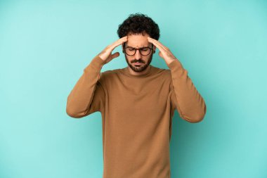 Genç sakallı adam konsantre, düşünceli ve ilham verici görünüyor, beyin fırtınası yapıyor ve hayal kuruyor.