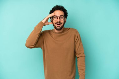 Genç sakallı adam mutlu, şaşkın ve şaşırmış görünüyor, gülümsüyor ve inanılmaz ve inanılmaz iyi haberleri fark ediyor.