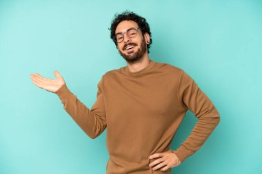 Genç sakallı adam gülümsüyor, kendinden emin, başarılı ve mutlu hissediyor, fotokopi odasında konsept veya fikir gösteriyor.