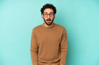 Genç sakallı adam şok olmuş ya da şaşırmış görünüyor, ağzı açık bir şekilde 