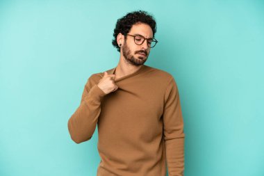 Genç sakallı bir adam stresli, endişeli, yorgun ve hayal kırıklığına uğramış, gömleğini çekiştirmiş, sorunlu görünüyor.