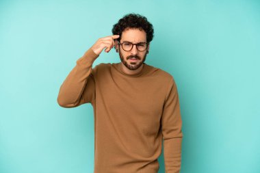 Genç sakallı adam şaşkın ve şaşkın hissediyor. Deli, deli ya da aklını kaçırmış olduğunu gösteriyor.