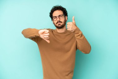 Genç sakallı adam kafası karışmış, bilgisiz ve kararsız hissediyor, iyiyi ve kötüyü farklı seçeneklerle tartıyor.