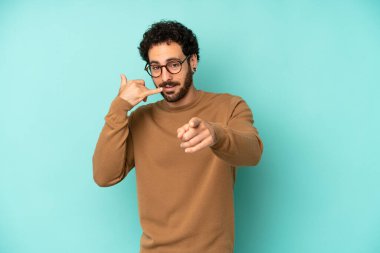 Genç sakallı adam neşeyle gülümsüyor ve kamerayı işaret ediyor. Sonra seni arıyor, telefonla konuşuyor.