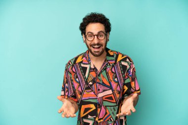 Genç sakallı adam kendini mutlu, şaşkın, şanslı ve şaşırmış hissediyor. Sanki her şeyi ciddiye alıyormuş gibi. İnanılmaz!