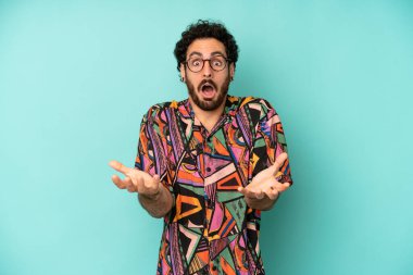 Genç sakallı adam ağzı açık ve şaşırmış, şok olmuş ve hayrete düşmüş inanılmaz bir sürprizle