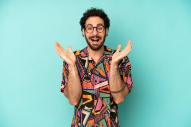 Genç sakallı adam mutlu ve heyecanlı görünüyor. Beklenmedik bir sürprizle şoke oldu.