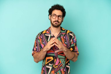 Genç sakallı adam entrikalar ve komplolar kuruyor, hilekar hileler ve aldatmalar düşünüyor, kurnazlık ve ihanet