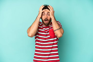 Dehşete kapılmış ve şok olmuş hisseden sakallı genç bir adam, bir hata yüzünden el ele tutuşup panikliyor.