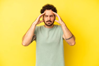 Genç sakallı adam konsantre, düşünceli ve ilham verici görünüyor, beyin fırtınası yapıyor ve hayal kuruyor.