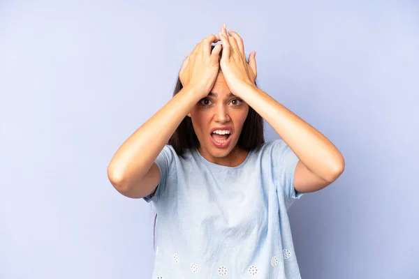 Hispanic Söt Kvinna Känner Förskräckt Och Chockad Höja Händerna Mot — Stockfoto