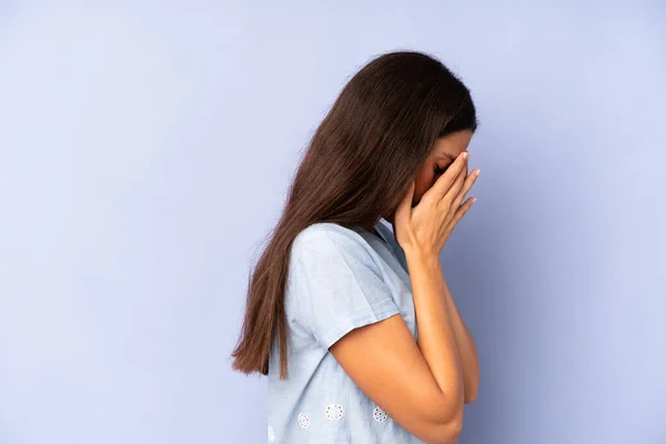 Hispanic Mooie Vrouw Bedekken Ogen Met Handen Met Een Trieste — Stockfoto