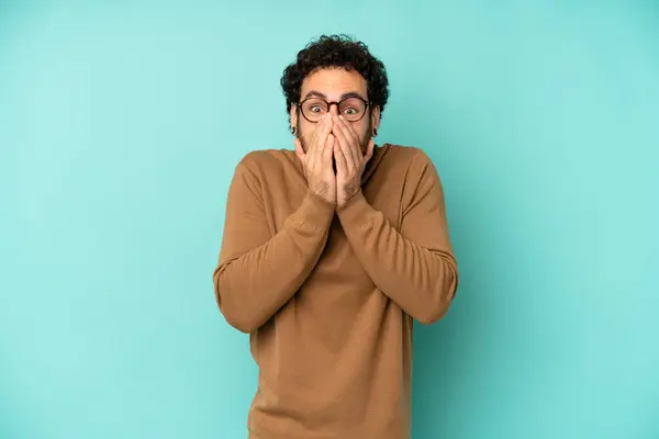 Joven Barbudo Buscando Feliz Alegre Afortunado Sorprendido Cubriendo Boca Con — Foto de Stock