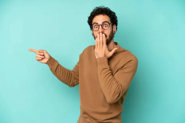 Jeune Homme Barbu Sentant Heureux Choqué Surpris Couvrant Bouche Avec — Photo