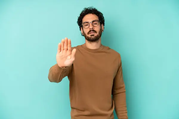 Jonge Man Met Baard Zoek Serieus Streng Ontevreden Boos Tonen — Stockfoto