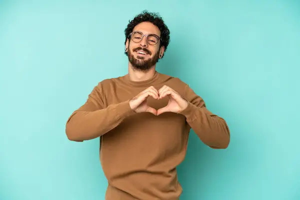 Joven Barbudo Sonriendo Sintiéndose Feliz Lindo Romántico Enamorado Haciendo Forma —  Fotos de Stock