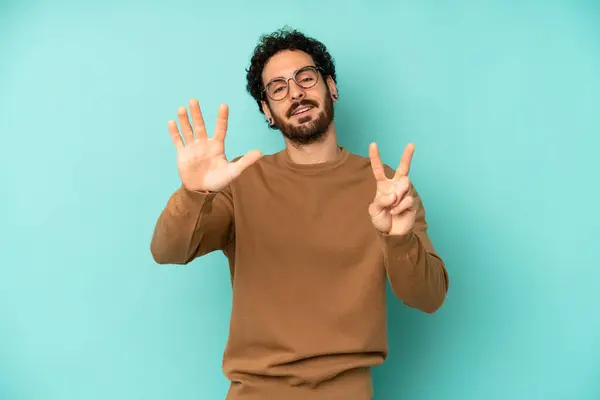 Joven Barbudo Sonriendo Mirando Amigable Mostrando Número Siete Séptimo Con — Foto de Stock