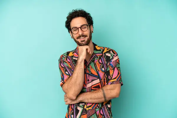 Joven Barbudo Sonriendo Disfrutando Vida Sintiéndose Feliz Amistoso Satisfecho Despreocupado — Foto de Stock