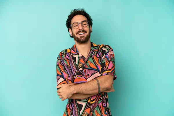 Joven Barbudo Que Parece Triunfador Feliz Orgulloso Satisfecho Sonriendo Con — Foto de Stock