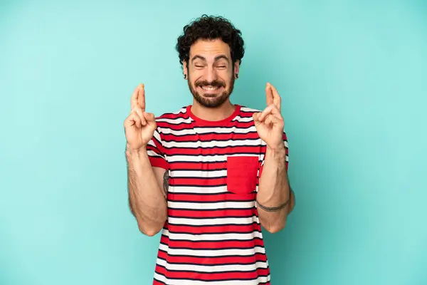 Joven Barbudo Sintiéndose Nervioso Esperanzado Cruzando Los Dedos Rezando Esperando — Foto de Stock