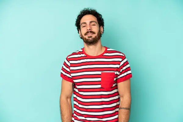 Joven Barbudo Sonriendo Alegre Casualmente Con Una Expresión Positiva Feliz — Foto de Stock