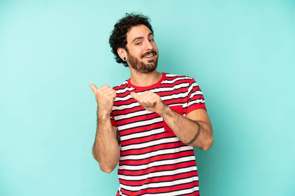 Jeune Homme Barbu Souriant Joyeusement Avec Désinvolture Pointant Vers Copier — Photo