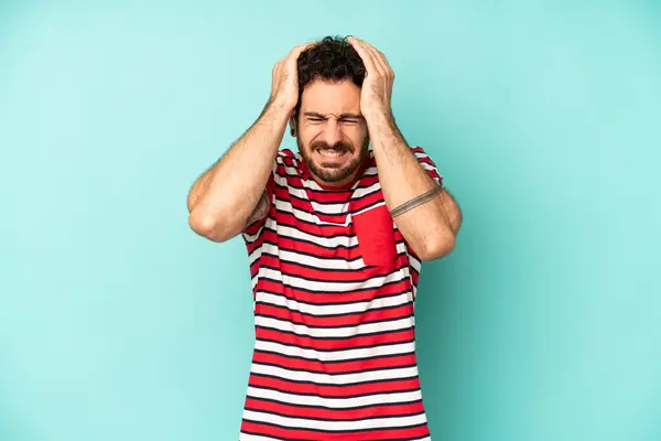 Joven Barbudo Sintiéndose Estresado Frustrado Levantando Las Manos Cabeza Sintiéndose — Foto de Stock