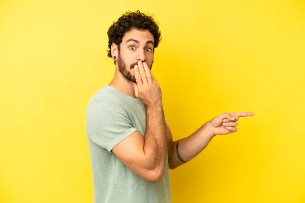 Jovem Barbudo Sentindo Feliz Chocado Surpreso Cobrindo Boca Com Mão — Fotografia de Stock