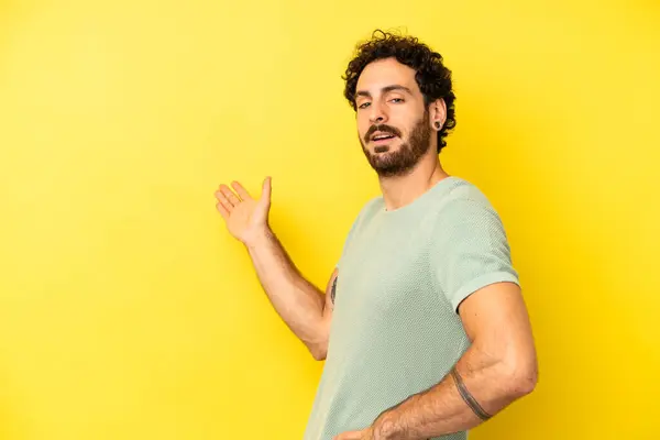 Joven Barbudo Sintiéndose Feliz Alegre Sonriendo Acogiéndote Invitándote Con Gesto — Foto de Stock