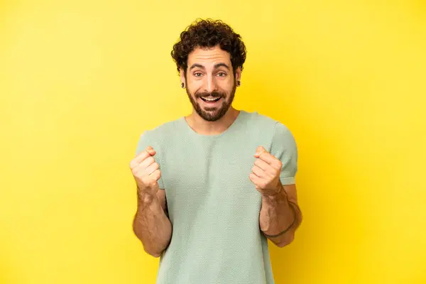 Jonge Bebaarde Man Voelt Zich Geschokt Opgewonden Gelukkig Lachen Vieren — Stockfoto