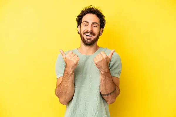 Jonge Bebaarde Man Glimlacht Vrolijk Ziet Gelukkig Zorgeloos Positief Met — Stockfoto