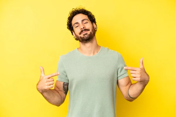 Jonge Man Met Baard Die Trots Arrogant Gelukkig Verrast Tevreden — Stockfoto