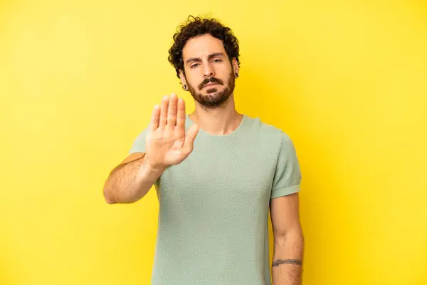 Jonge Man Met Baard Zoek Serieus Streng Ontevreden Boos Tonen — Stockfoto