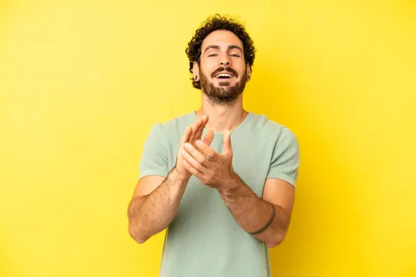 Ung Skäggig Man Känner Sig Glad Och Framgångsrik Ler Och — Stockfoto