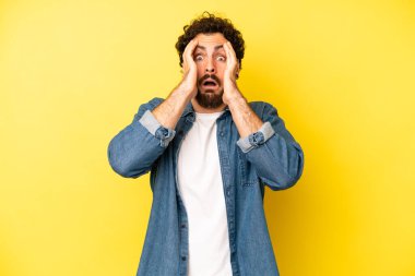 Dehşete kapılmış ve şok olmuş hisseden sakallı genç bir adam, bir hata yüzünden el ele tutuşup panikliyor.