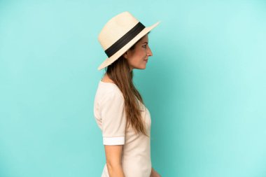 Profil görünümünde genç ve güzel bir kadın uzayı kopyalamaya çalışıyor. Düşünüyor, hayal ediyor ya da hayal kuruyor.