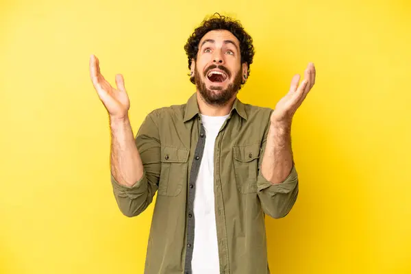 Giovane Uomo Barbuto Sentirsi Felice Stupito Fortunato Sorpreso Celebrando Vittoria — Foto Stock