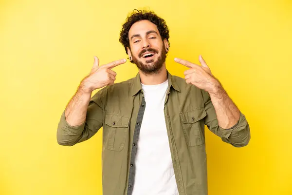 Joven Barbudo Sonriendo Con Confianza Apuntando Propia Amplia Sonrisa Actitud —  Fotos de Stock