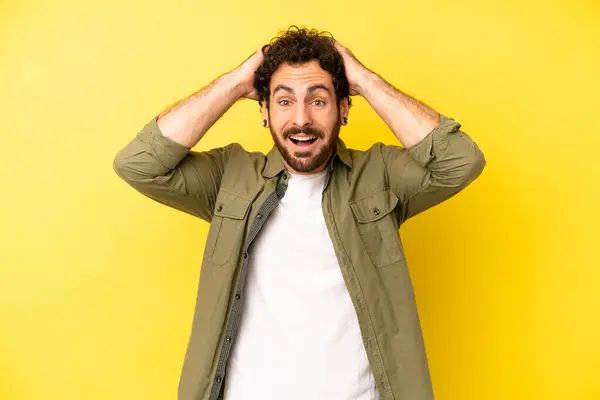 Joven Hombre Barbudo Buscando Feliz Despreocupado Amigable Relajado Disfrutando Vida — Foto de Stock